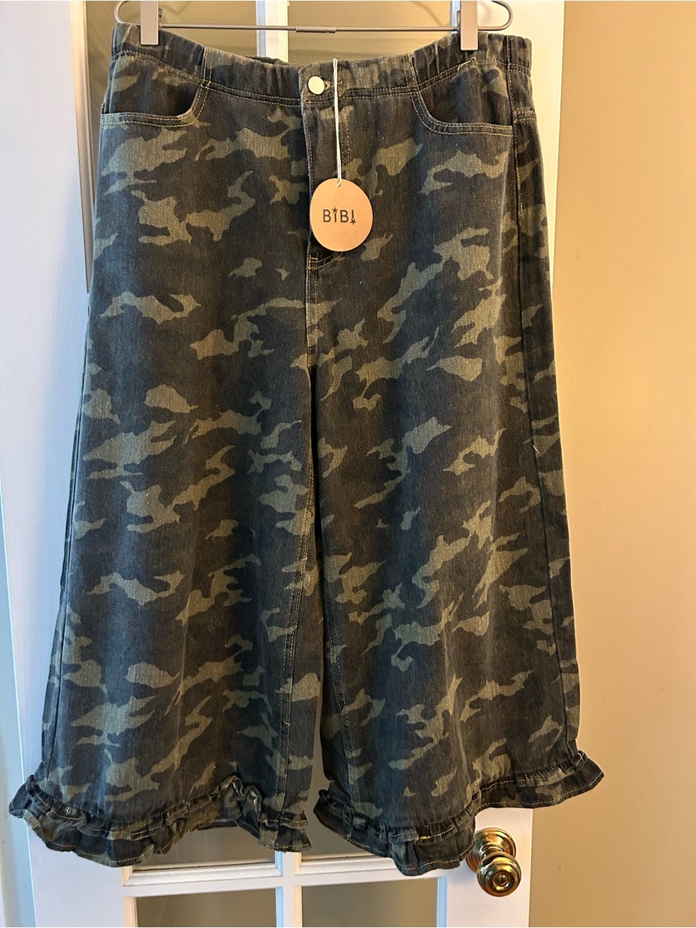 BiBi boutique camouflage cropped ruffle pants NWT sz. XL